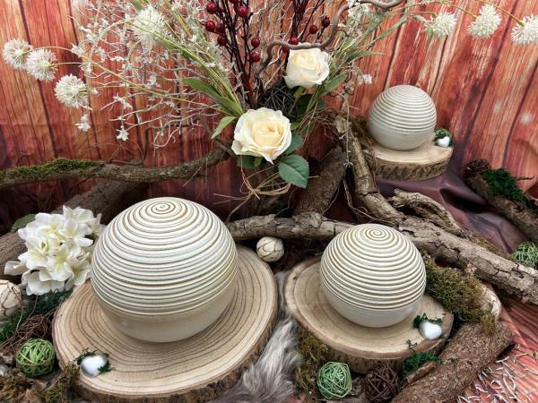 Kugel mit Lebensspirale - creme - frostsicher (2,5 Liter)